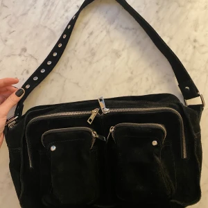 Säljer Nunoo Alimakka black suede - Säljer min Nunoo i storleken Alimakka (svart, suede) - inköpt 2019. Enbart använd ett fåtal gånger (fint skick). Inköpspris runt 1300 SEK. Kan mötas upp i centrala Lund eller skicka med Postnord♥️ Är villig att gå ner i pris!
