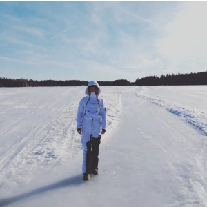 DOPE skid/snowboard byxor - SOM NYA! Åka skidor/snowboard i vinter? 🏂❄ Inget slitage. Avända 3-4 gånger & aldrig i backen. HERRstorlek: XXS DAMstorlek: XS/S. Jag köpte dem trots att det var en herrmodell och jag älskar dem. Men tyvärr blev dem för små väldigt fort. 💸 Nypris: 1399.