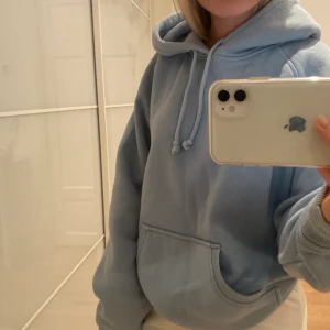 Hoodie - Ljusblå hoodie från Bikbok, storlek xs. Fint skick, dock lite nopprig, därav lite billigare pris. 100kr + frakt