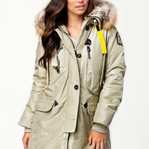 Parajumper jacka - Säljer min beigea parajumer jacka från förra året. Super skön och perfekt till vintern. Säljer även en likadan svart st s!