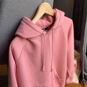 Hoodie från bikbok - En rosa hoodie💕 Bra skick och perfekt passform!!