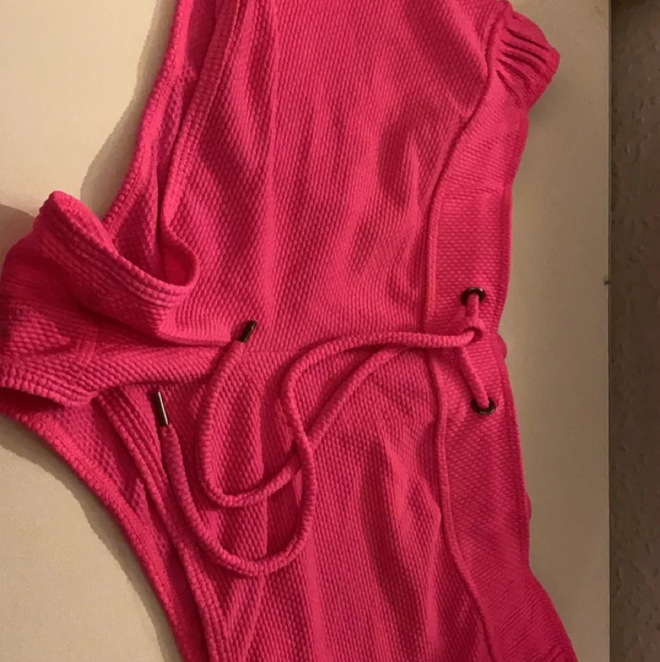 Ett par rosa badshorts som ej är använda dock drog jag av prislappen när jag köpt dem . Frakt ingår i priset . Övrigt.