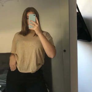 T-shirt 🤎 - Superfin beige t-shirt i väldigt skönt material från ginatricot 🤎🤎 Inte använd många gånger och är i storlek L för att få en lite oversized modell (jag har S/M i vanliga fall) 🤎 Köpare står för frakt!!
