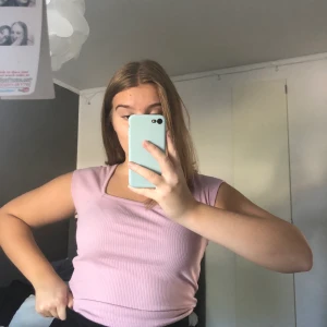 Topp 💜 - Supergullig ljuslila topp från ginatricot 💜 Endast använd ett fåtal gånger och är i storlek M 💜💜💜 Köpare står för frakten! 