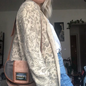 Beige kofta  - Jättefin beige kofta som inte kommer till användning! Frakten är inkluderad i priset 🌿