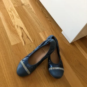 Superbekväma nya ballerinaskor i skinn - Superbekväma nya ballerinaskor i skinn •Storlek 39 •Äkta läder •Aldrig använda •Märke: Wonders •Nypris 1200 kr •Säljer för 550 kr 🚫Djurfritt och rökfritt hem 📍Kan mötes upp i Mölnlycke 📬Kan skickas mot fraktkostnad(63 kr-skicka lätt)