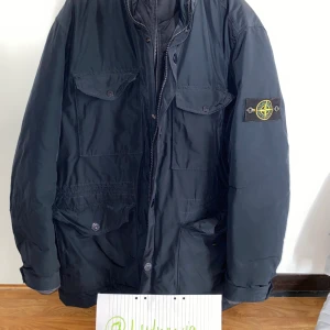 Stone Island vinterjacka  - Knappt använd vinterjacka Stone Island. Storlek XXL men passar XL. 