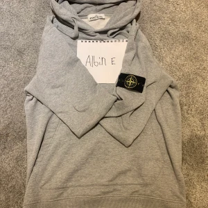 Stone island hoodie  - Cond: 9/10 Size: M Skulle kunna byta mot något. Bud: 1000kr Bin: 1800kr
