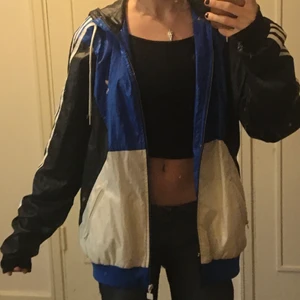 Adidas Windbreaker - Trendig windbreaker från Adidas storlek L!! Oversized och snyyyyygggg