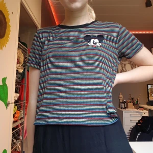 Primark - En skön t-shirt köpt i london på primark. Storleken är storlek 40 men skulle nig själv påstå att den är mer s/xs om man vill ha den lite lös som jag. Brukar ha xs/s och ni ser hur den sitter på mig i bilden. Pris +frakt