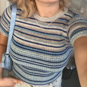 Design by Si - Säljer denna superfina toppen från ett danskt märke som heter Design by Si. Den är helt oanvänd (endast testad) då den tyvärr var lite för liten för mig 🥺💙💜 Säljer för 282 kr, frakten bjuder jag på 🥰 OBS! Tröjan är liten i storleken så skulle snarare säga att den passar en s/m 