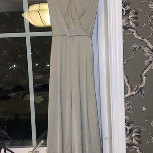 Jumpsuit stl 40 - Jumpsuit stl 40 från hm aldrig använd endast testad, säljer pga för liten. Ny pris 399