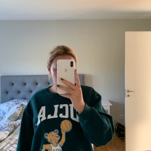 Collage tröja UCLA - Säljer denna fina hoddie ifrån hm! En superfina grön höstlig färg. Tröjan är använd 1 gång endast och är helt som ny! Köpte den för 249kr på HM! Köparen står för frakten 