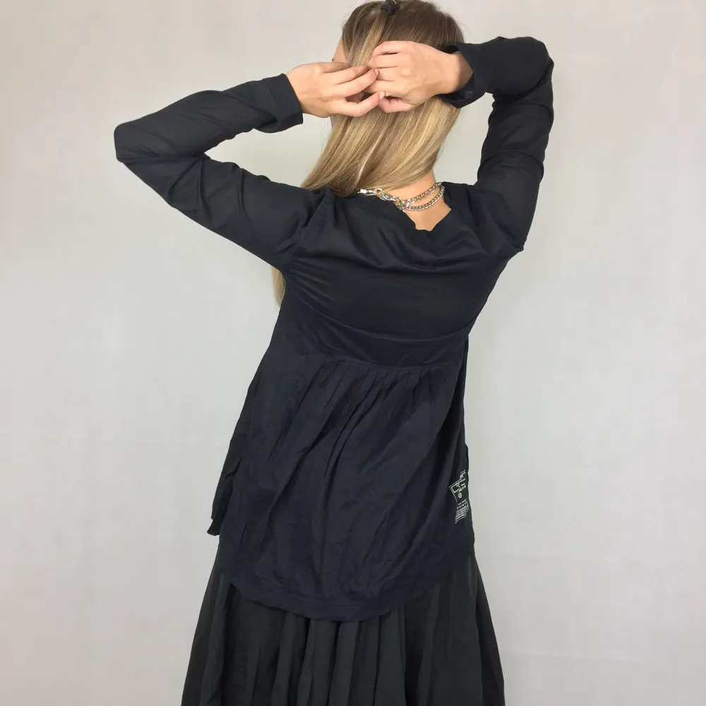 This beautiful long sleeve are from Object, size S. See trough material and so soft to wear. 4 straps on each side to tie together. I’m excellent condition! No return nor refund. Free shipping . Blusar.