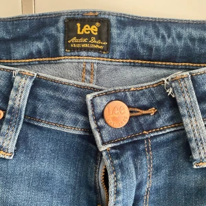 LEE jeans - Dem parfekta slim lee jeans! Dem är som storlek S!