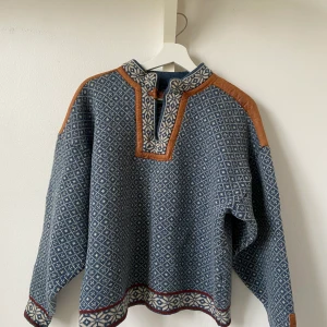 Lusekofta  - Ball lusekofta i 100% ull, brun mockadetaljer, passar både för killar(S) och tjejer(S-M), jättebra skick 