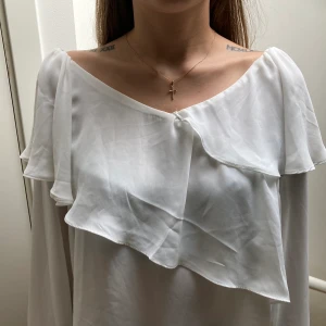 Blus med volang - Helt oanvänd!! Vit blus med volang från Gina tricot. Strl 38, passar S/M🌞