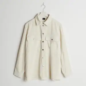 En beige manchesterskjorta från Gina tricot i storlek S. Passar både att ha inne som tröja och ute som tunnare jacka. Aldrig använd. Köpt för 400kr.