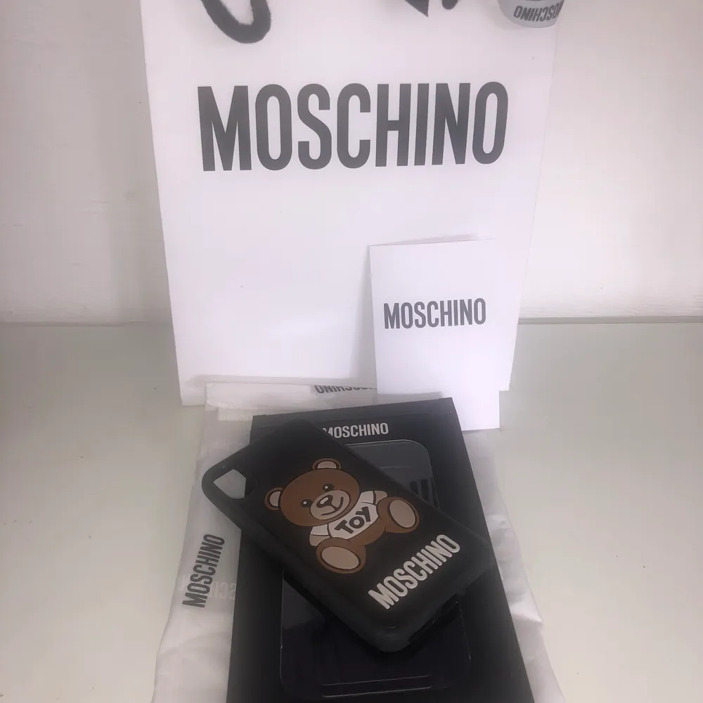 Ett fint skal från Moschino store London i nyskick! Köptes sommaren 2020 i butik, med i priset ingår även köpkvitto, påse, äkthetsbevis, inslagning och original kartong.  . Accessoarer.