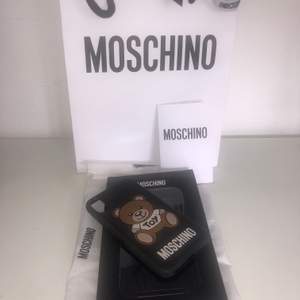 Ett fint skal från Moschino store London i nyskick! Köptes sommaren 2020 i butik, med i priset ingår även köpkvitto, påse, äkthetsbevis, inslagning och original kartong.  