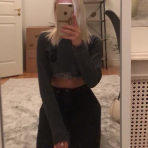 Croppad sweatshirt  - Jättesnygg croppad sweatshirt. Har själv croppat den och den sitter jättebra. Säljer pga av att den inte används så mycket. Den är i bra skick!:) 