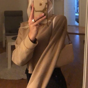 Beige tröja! - Jättefin beige tröja ifrån Zara! Tröjan är i väldigt bra skick:) 