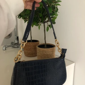 Marinblå väska med guld detaljer - Så fin marinblå väska med guld detaljer från glitter, slutsåld på hemsidan! 