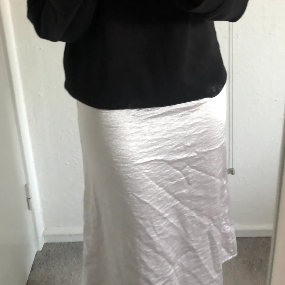 Jag säljer min satin liknade kjol från zara! Den är slutsåld så den går inte att få tag på längre. . Kjolar.