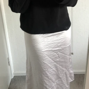 Silvrig kjol - Jag säljer min satin liknade kjol från zara! Den är slutsåld så den går inte att få tag på längre. 