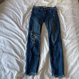 Ett par skinny jeans från Bershka i blå tvätt med slitningar. Sitter riktigt bra men är tyvärr försmå för mig nu.  