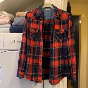 Lee skjorta storlek M - Rutig lee skjorta i storlek M sparsamt använd 