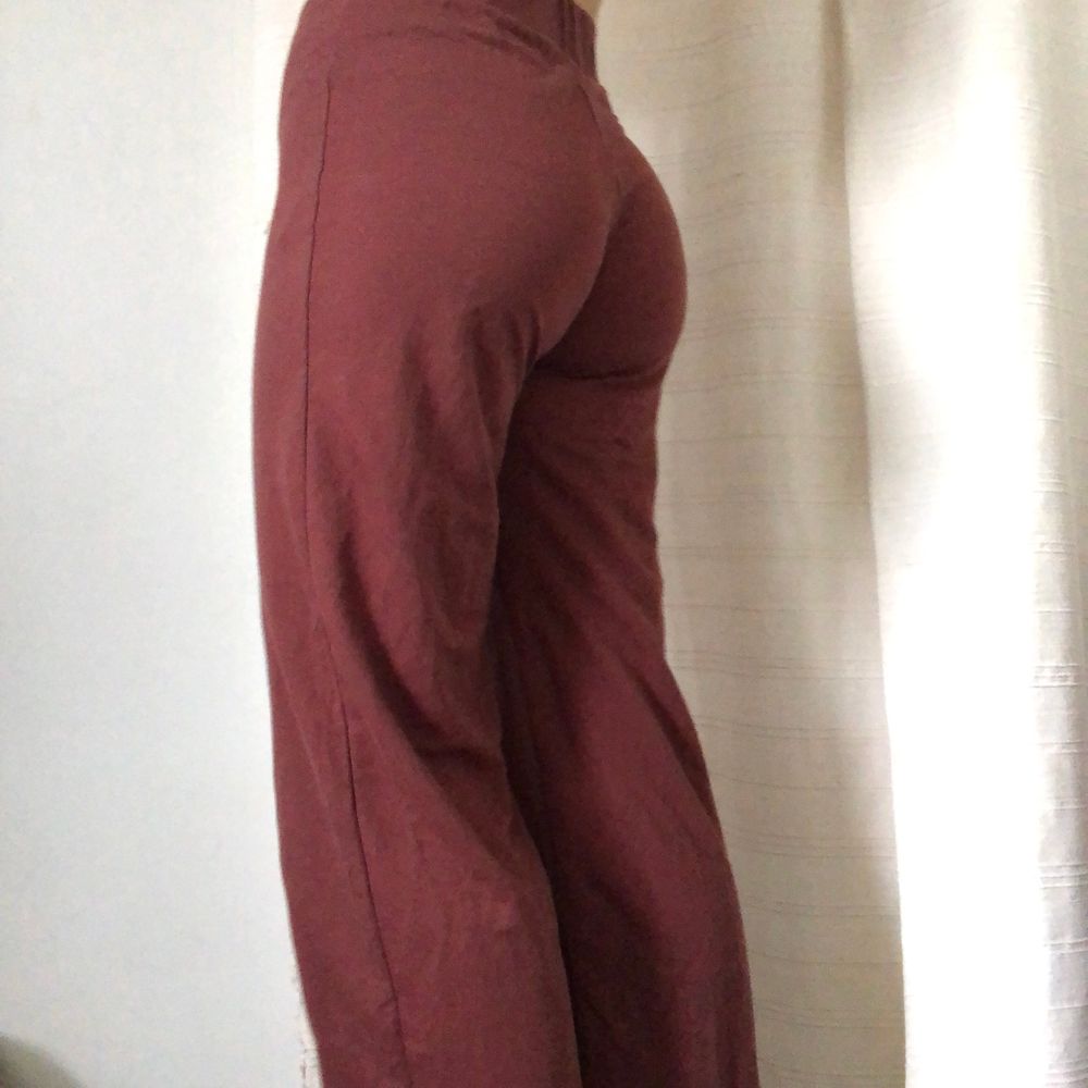 Mjuka, breda byxor från ZARA i stl S, bra passform. Sitter åt i midjan och hänger fint i benen.💕 Går att hämtas i Linköping eller skickas på posten (köparen står för frakt - 63kr) Skriv om du har frågor eller vill köpa byxorna🤍. Jeans & Byxor.
