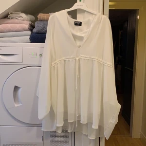 Nasty gal S - Vit klänning/tunika helt oanvänd med snörning i midjan 