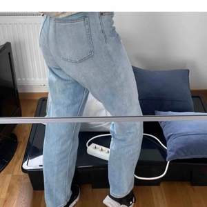 Supersnygga jeans som endast är använda 1 gång men kommer tyvärr inte till användning. Jeansen är från monki i modellen taiki straight leg🤩 frakt tillkommer på 88kr:))
