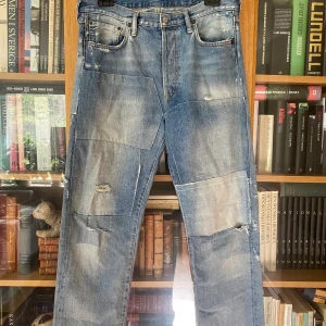 Acne Studios Jeans Patchwork. - Acne Studios Blå konst 1996 Vintage Patch Jeans. Måttligt  använda och i bra skick. Passformen är slim fit. Nypris 3000 kr.