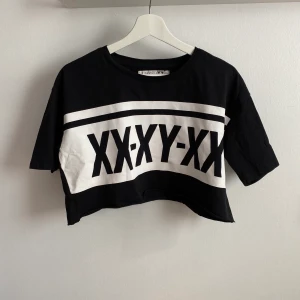 croppad t-shirt junkyard - croppad t-shirt från junkyard i strl. S, men funkar bra för XS-M