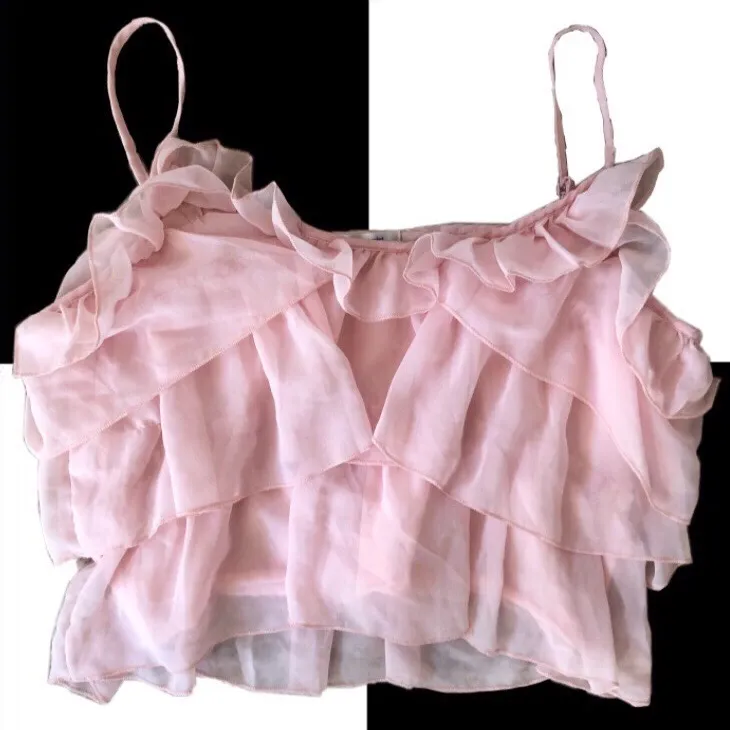 SUPER CUTE baby-pink ruffled crop top!! really gives off those early 2000s vibes💖💖  ~please message me before buying the item~ . Toppar.