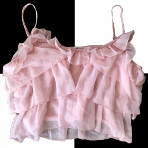 topp - SUPER CUTE baby-pink ruffled crop top!! really gives off those early 2000s vibes💖💖  ~please message me before buying the item~ 