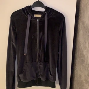 Mjukis kofta - Säljer koftan i ett mjukis sett från Madlady. Stl S💖 Jätte skönt material, använd ett fåtal gånger! 