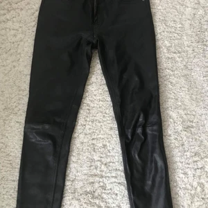 Acne skinn byxa  - Super snygga skinn byxor från acne instorlek 36, dock mer som 38a. Nypris 9000:-