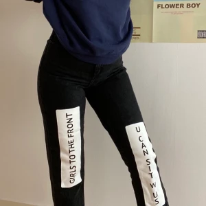 Monki jeans - taiki jeans från monki med tryck på benen, strl. 27/30