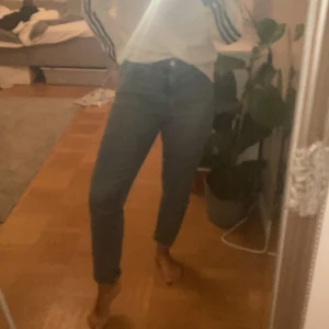 Monki mom jeans - Monki mom jeans som tyvär inte kommer till användning längre. Dom är supersköna och sitter bra vid midjan. 165/74A💞