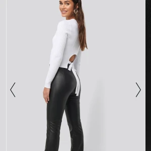 läder byxor - säljer nu dessa as snygga byxor från NA-KD, inköptes i våras och säljs nu för att dom blivit för stora för mig tyvärr. nypris 399kr, mitt pris 200kr.