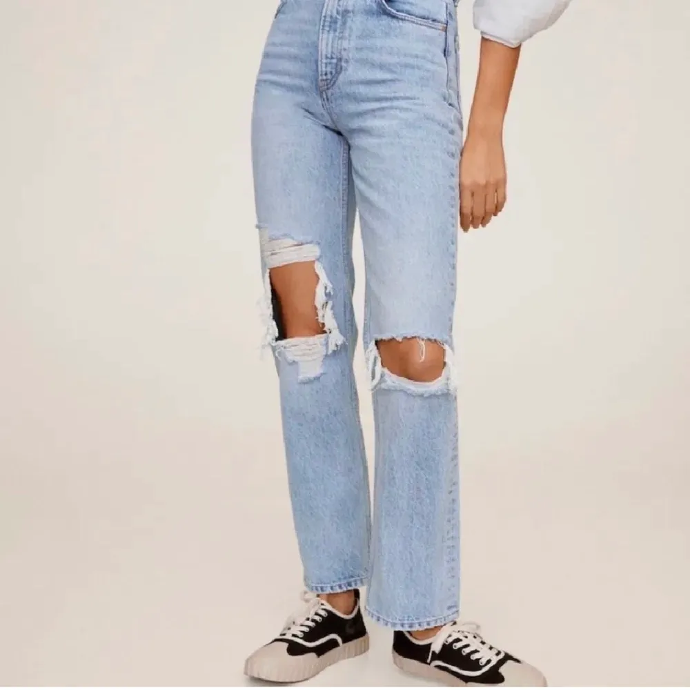 säljer nu mina favvo jeans från mango då dem börjar bli försmå, storlek 32 men kan även passa 34 <3 as bra skick och försiktigt använda, köptes här på PLICK för 730kr:) skriv privat om du är intresserad✨. Jeans & Byxor.