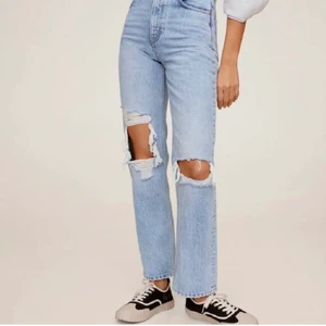 JEANS MANGO - säljer nu mina favvo jeans från mango då dem börjar bli försmå, storlek 32 men kan även passa 34 <3 as bra skick och försiktigt använda, köptes här på PLICK för 730kr:) skriv privat om du är intresserad✨