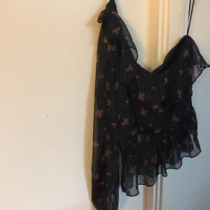 One shoulder topp/tröja från BikBok i st:S - En one shoulder topp/tröja från BikBok i st: S , aldrig använd, pris: 150kr , köparen står för frakten 💗