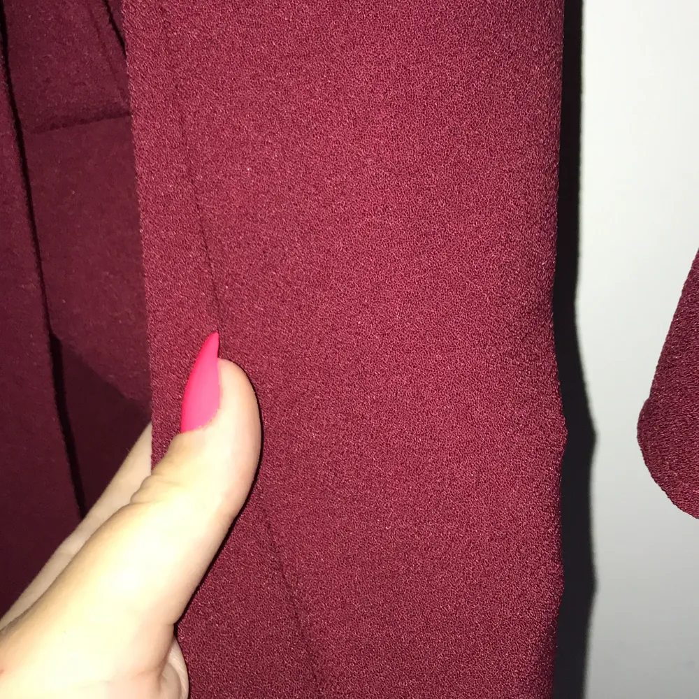 Säljer min röda kappa från fashion Nova, endast testad och aldrig använd. Säljer den som sagt eftersom den bara hänger och jag inte får användning för den. Den är precis som ny. Storleken är S eller M. Nypris är 350kr mer eller mindre. Bara skriva om ni har frågor!. Övrigt.