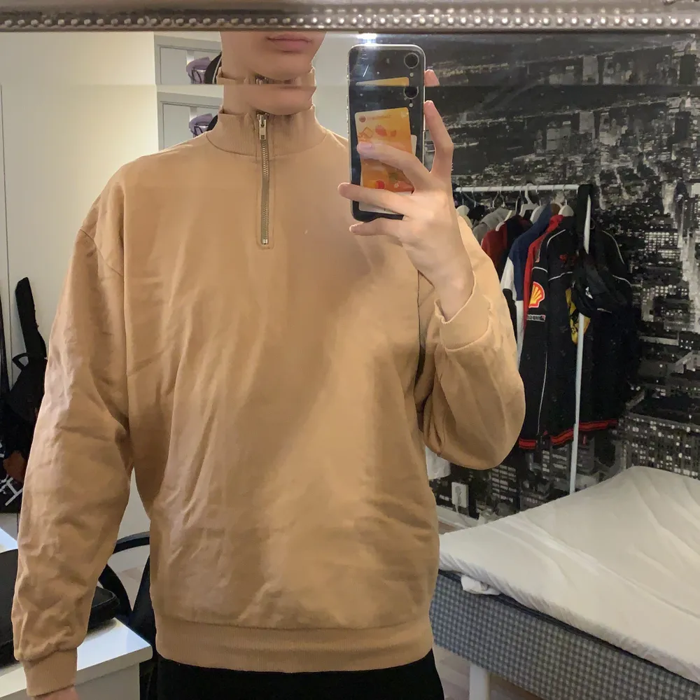 Säljer min half zip i färgen beige från ASOS i storlek M. Inte använt så jättemycket vilket är därför jag säljer den. . Tröjor & Koftor.