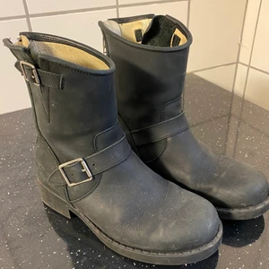 Jonny bulls skor strl 38 - Svarta skor från Jonny bulls i strl 38. Ganska stora i storleken. Väldigt sköna och bra att ha under vintern. De har creasats sig i fram lite men kommer tvätta dom innan dom skickas o då kommer det inte synas lika mycket! Kan fraktas 💗kan budas om du vill