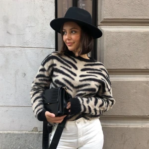 Stickad tröja  - Superfin stickad tröja ifrån NAKD, storlek S🧡 nypriset är 399 men säljer för 200 ink frakt! Bilderna är lånade från hemsidan men finns bild på den jag har vid intresse 